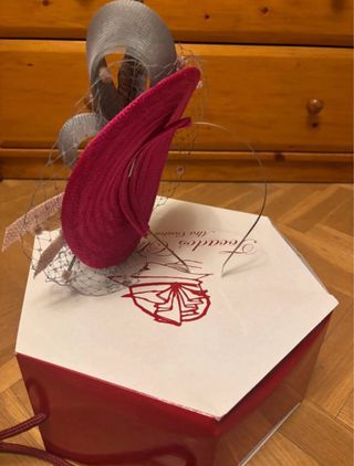 Tocado mujer rojo y gris con plumas