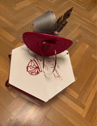 Tocado mujer rojo y gris con plumas