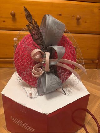 Tocado mujer rojo y gris con plumas