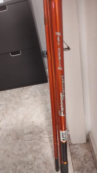Caña de pesca naranja Ferrari 488 pista.
