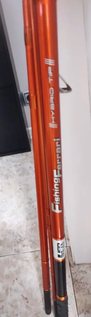 Caña de pesca naranja Ferrari 488 pista.