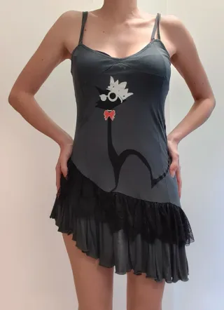 Vestido gris asimétrico con encaje