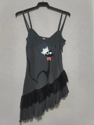 Vestido gris asimétrico con encaje