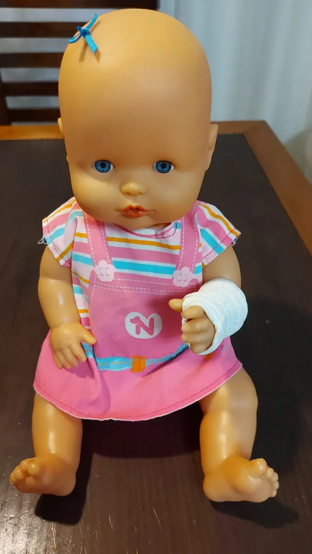 Boneca Nenuco com braço engessado