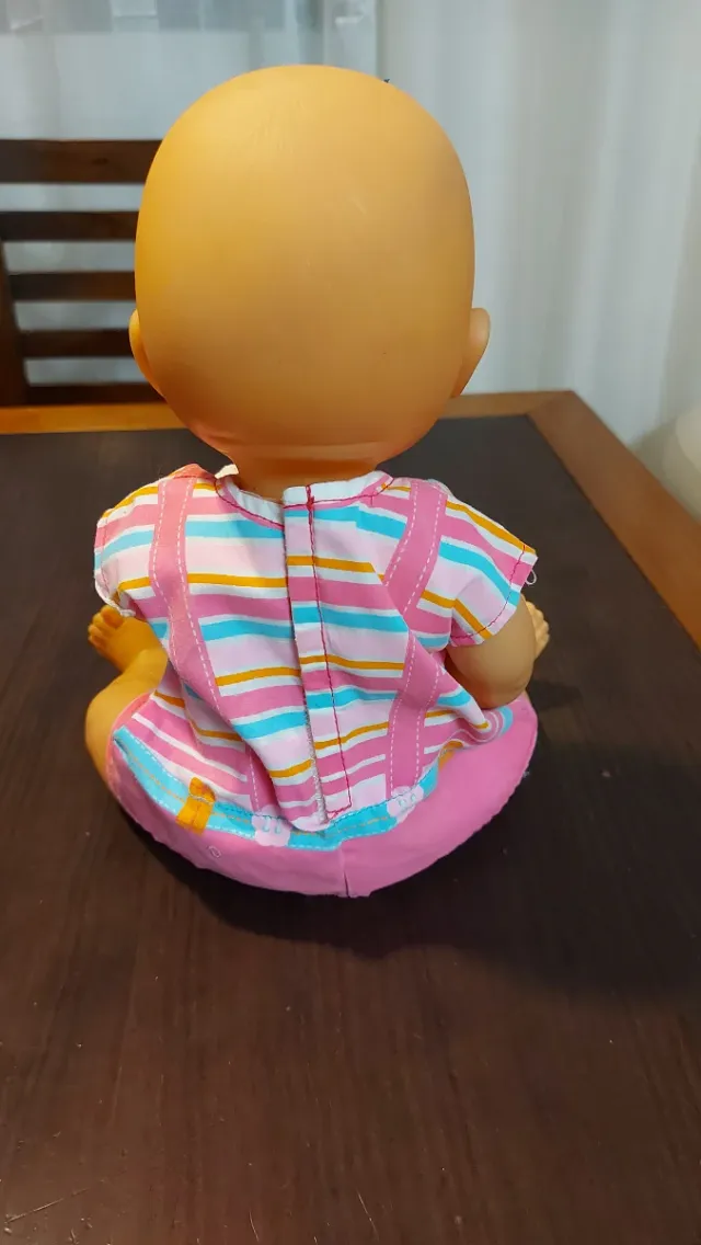 Boneca Nenuco com braço engessado