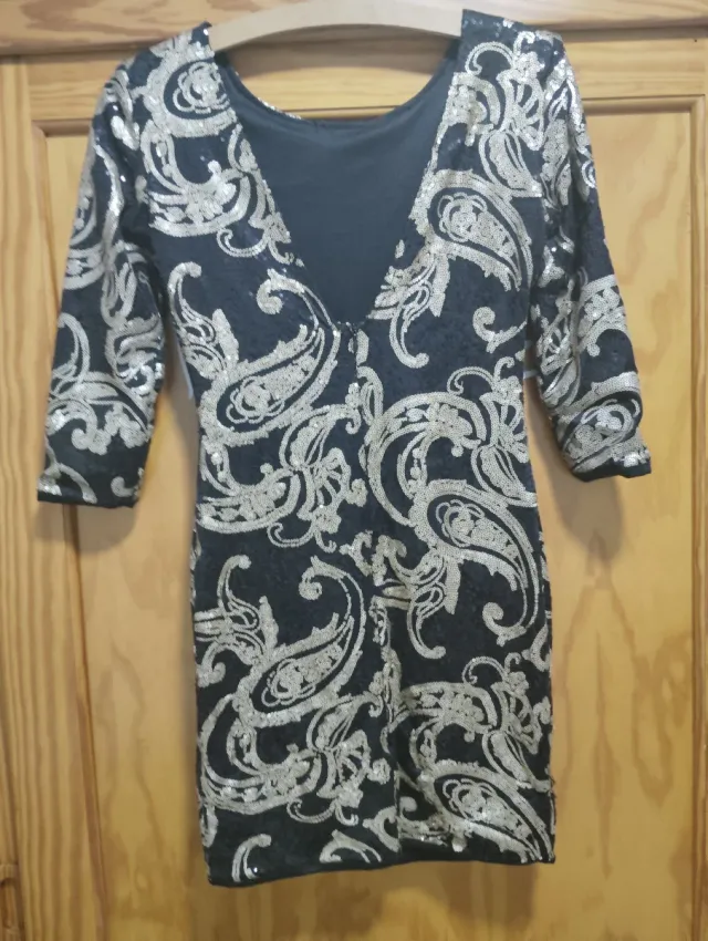 Vestido de fiesta negro y dorado