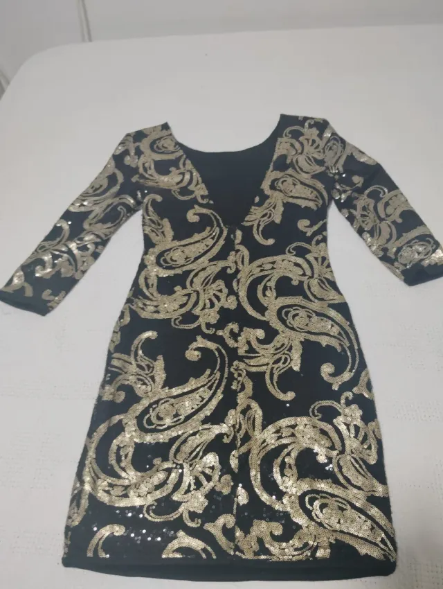 Vestido de fiesta negro y dorado