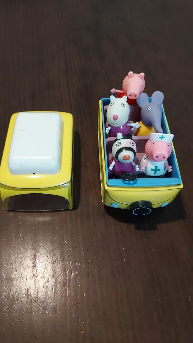 Carrinho Peppa Pig com figuras