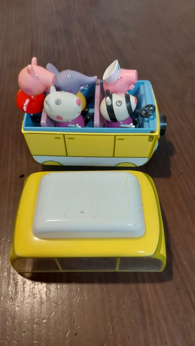 Carrinho Peppa Pig com figuras