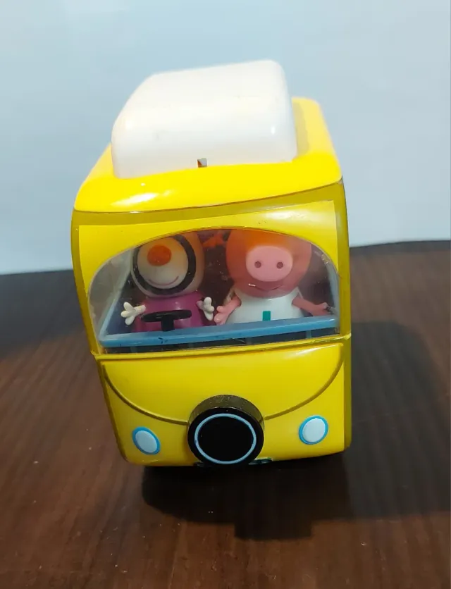 Carrinho Peppa Pig com figuras