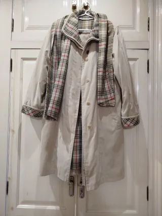 Abrigo tipo gabardina con tela a cuadros y bufanda