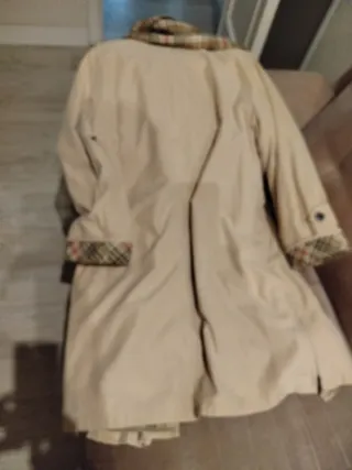 Abrigo tipo gabardina con tela a cuadros y bufanda