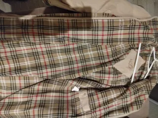 Abrigo tipo gabardina con tela a cuadros y bufanda