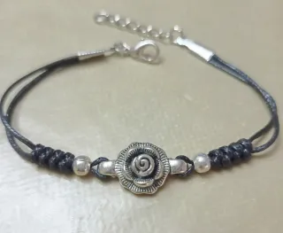 Pulsera cuero negra con detalle rosa