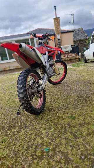 Moto de Cross Honda Roja