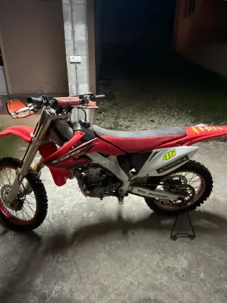 Moto de Cross Honda Roja