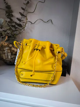 Bolso de mano amarillo con cadena