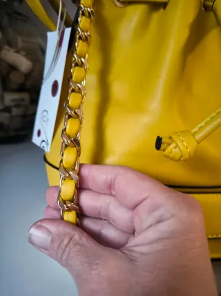 Bolso de mano amarillo con cadena