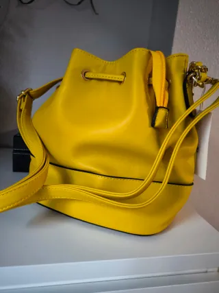 Bolso de mano amarillo con cadena