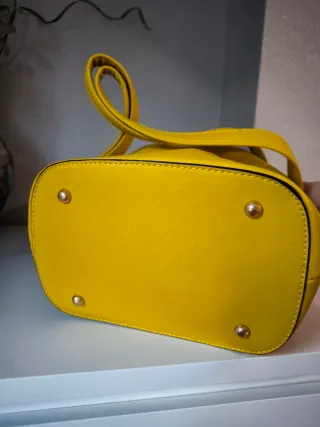 Bolso de mano amarillo con cadena