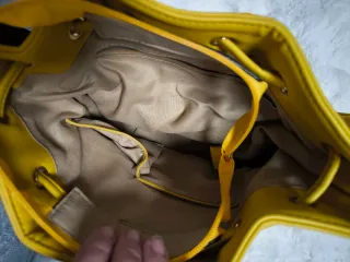 Bolso de mano amarillo con cadena