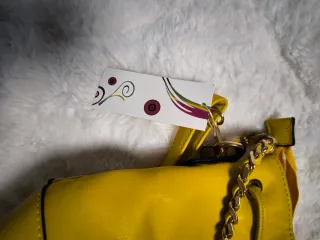 Bolso de mano amarillo con cadena