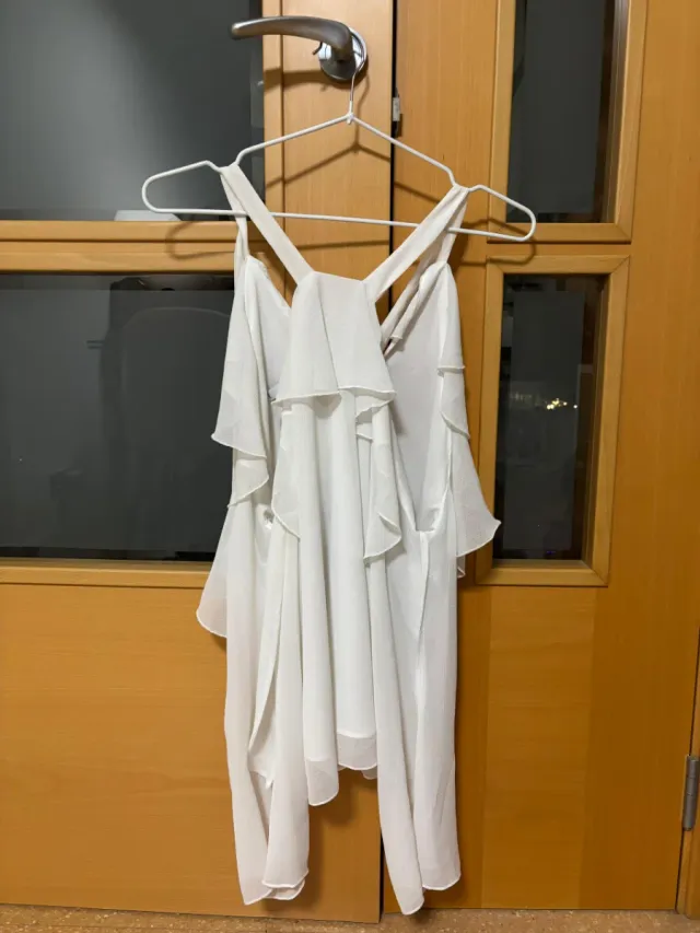 Camisa blanca con volantes