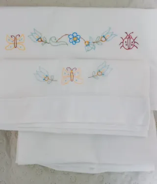 Juego sábanas cuna bordadas mariposas flores