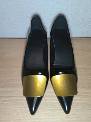 Zapatos negros punta dorada