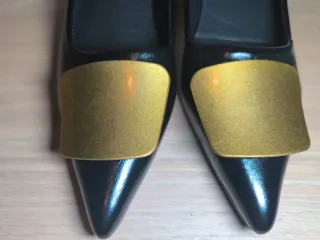 Zapatos negros punta dorada