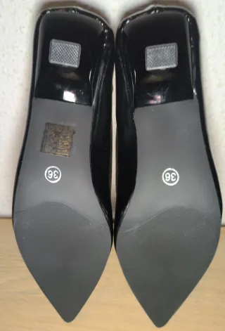 Zapatos negros punta dorada