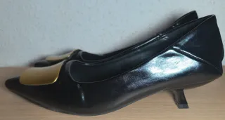 Zapatos negros punta dorada