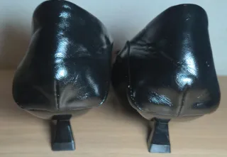 Zapatos negros punta dorada