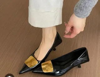 Zapatos negros punta dorada