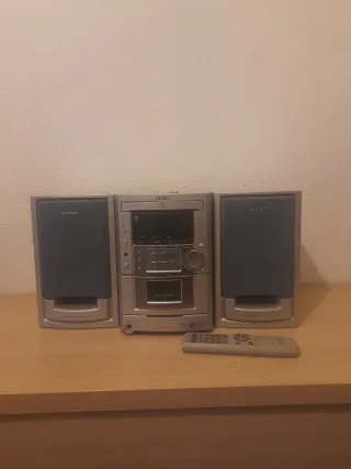 Cadena de música Aiwa con altavoces