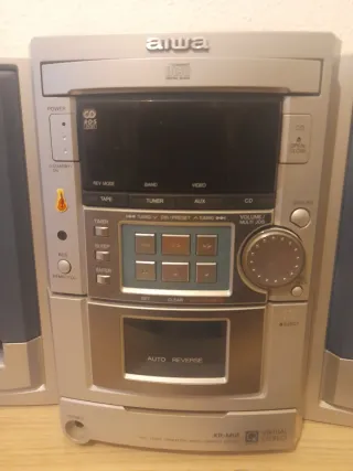 Cadena de música Aiwa con altavoces