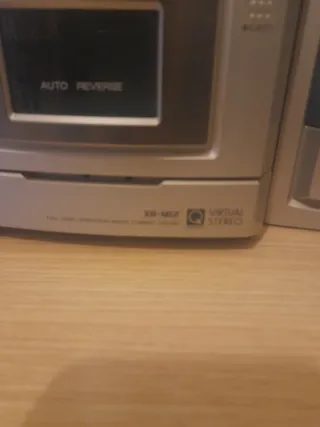 Cadena de música Aiwa con altavoces