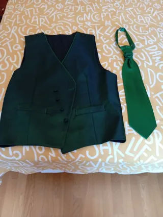 Traje de novio negro con chaleco y corbatín