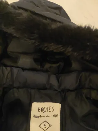 Chaqueta niña con capucha y pelo. Marca Brotes.T.4