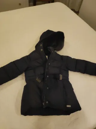 Chaqueta niña con capucha y pelo. Marca Brotes.T.4