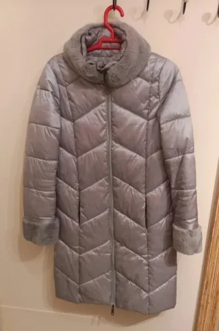 Abrigo plumífero plateado con cuello de pelo