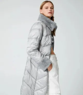 Abrigo plumífero plateado con cuello de pelo