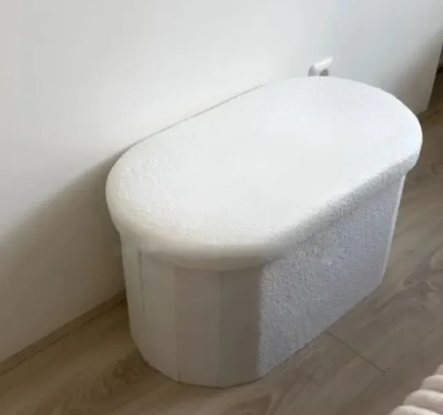 Puf de borrego branco