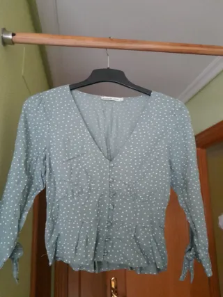 Blusa verde con lunares blancos