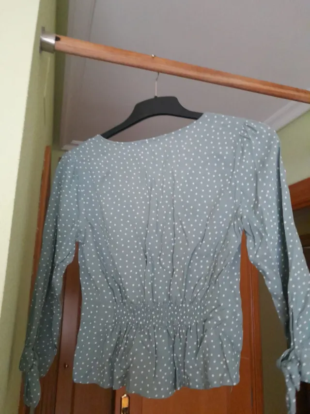 Blusa verde con lunares blancos
