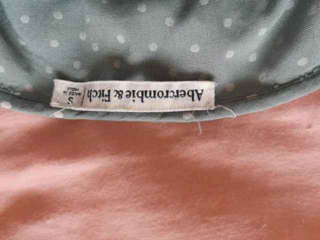 Blusa verde con lunares blancos