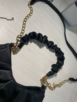 Bolso negro de hombro con asa fruncida