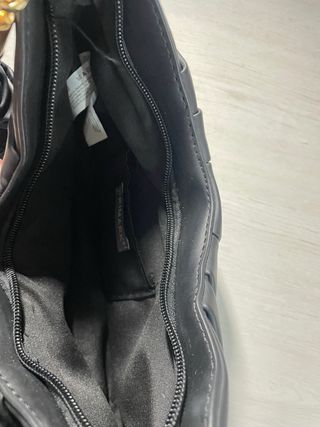 Bolso negro de hombro con asa fruncida