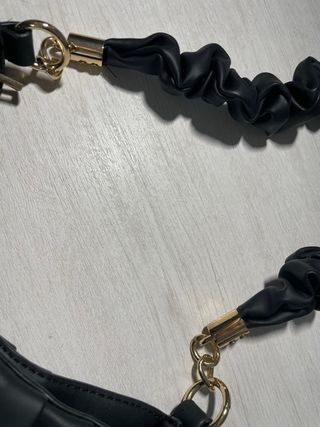 Bolso negro de hombro con asa fruncida