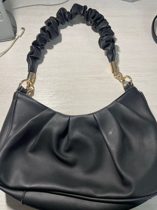 Bolso negro de hombro con asa fruncida